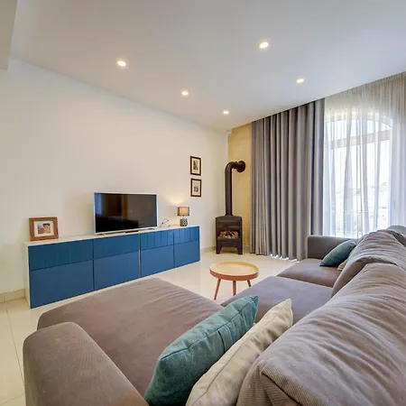 3-bedroom In Gozo With Shared Pool, Bbq And Terrace